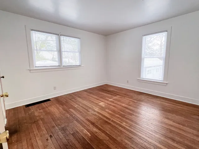 $1,800 | 721 Dean Street, Unit 2, Woodstock, IL 60098