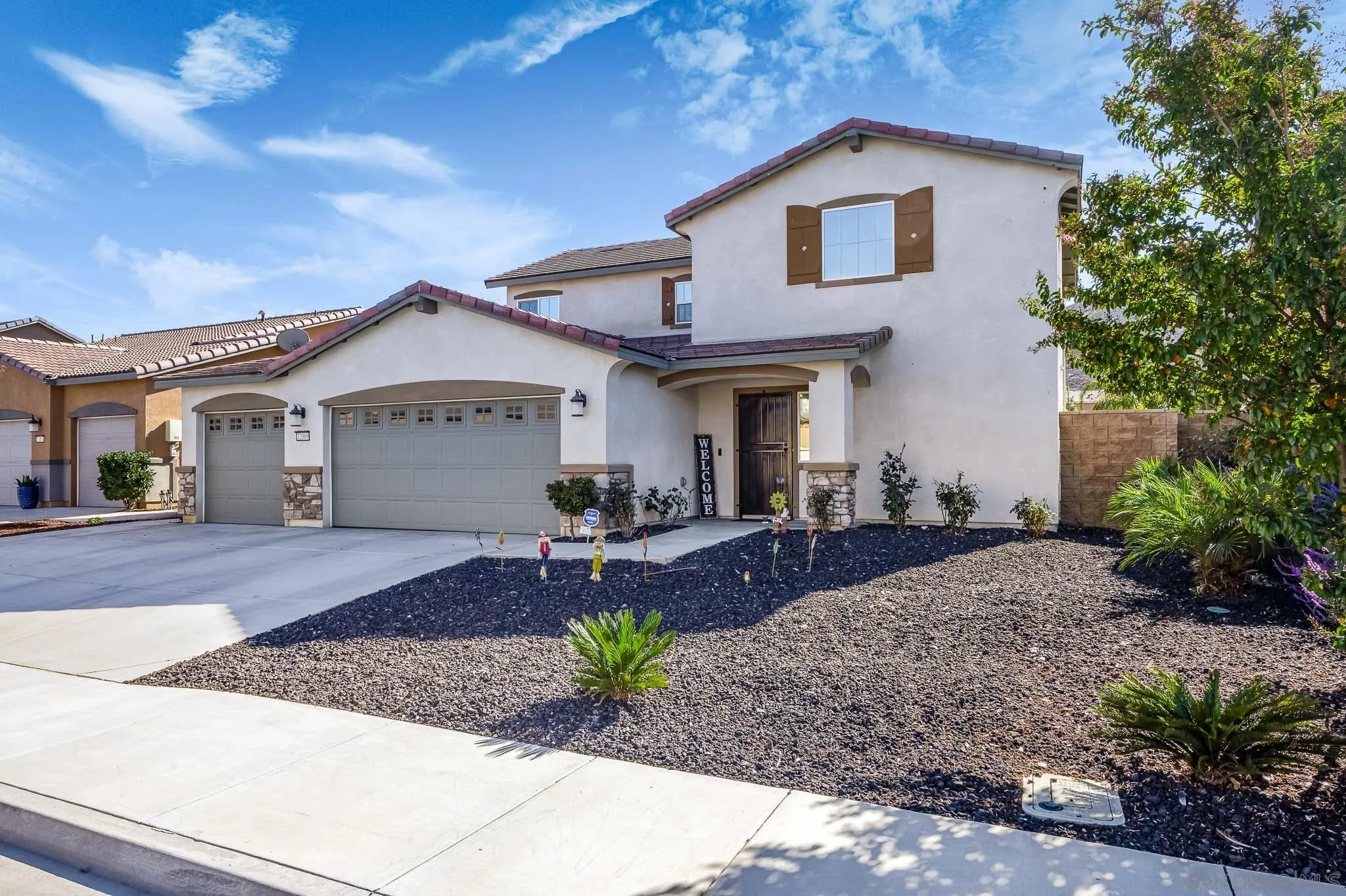 32089 Bunkhouse Road Winchester, CA 92596 - Photo 2 of 26 a front view of a house with garden
