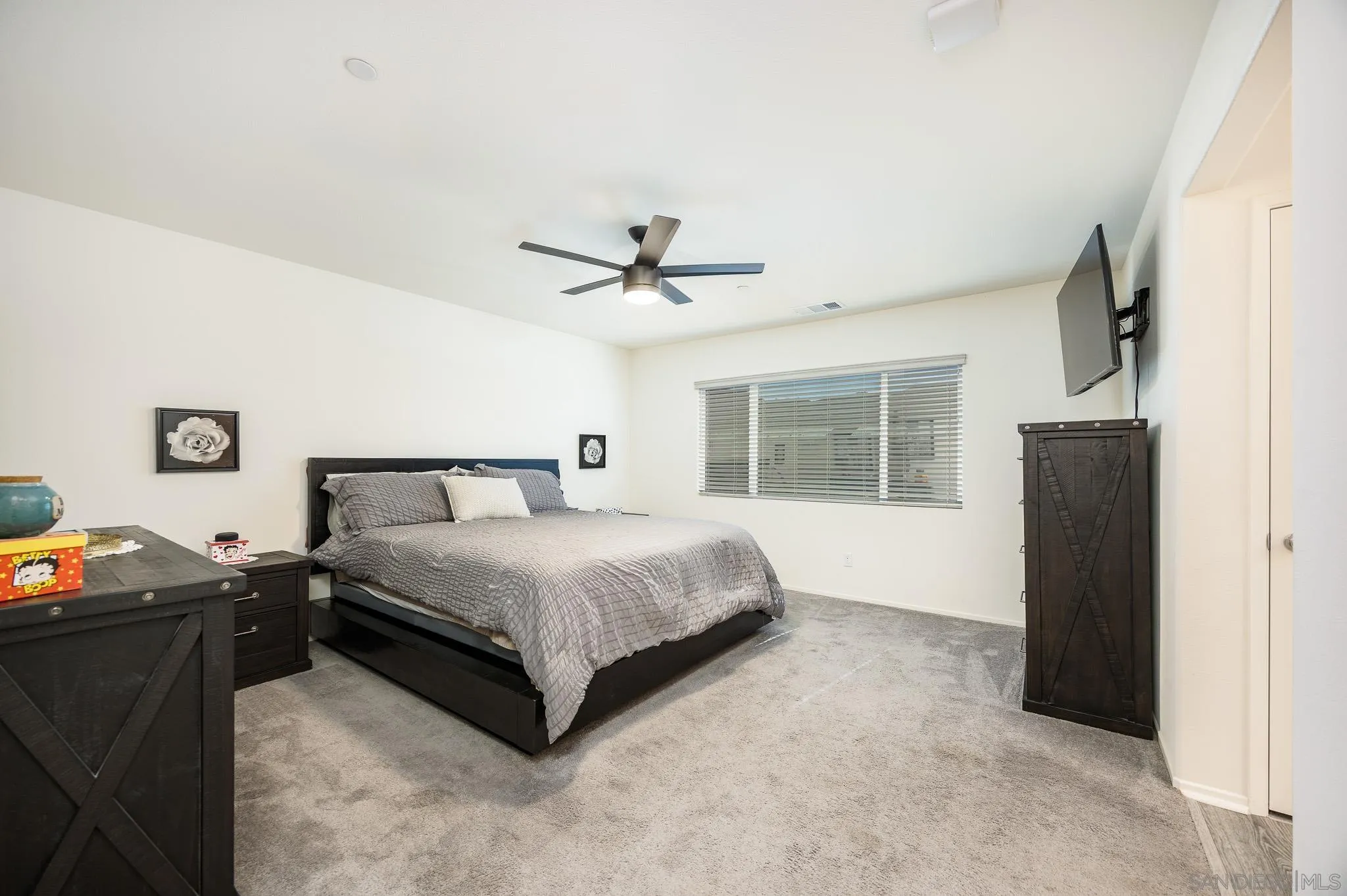 32089 Bunkhouse Road Winchester, CA 92596 - Photo 6 of 26 a spacious bedroom with a bed and a window