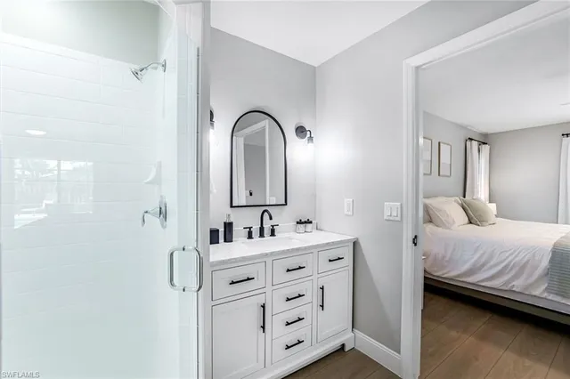 a en suite bathroom with a double vanity sink and mirror