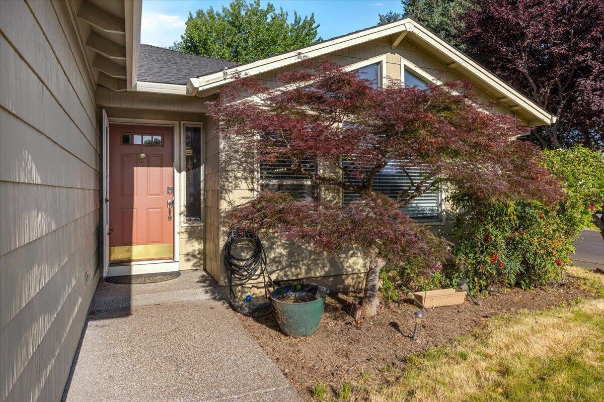 1111 Looking Glass Way Central Point, OR 97502 - Photo 3 of 30 04-CI_8435