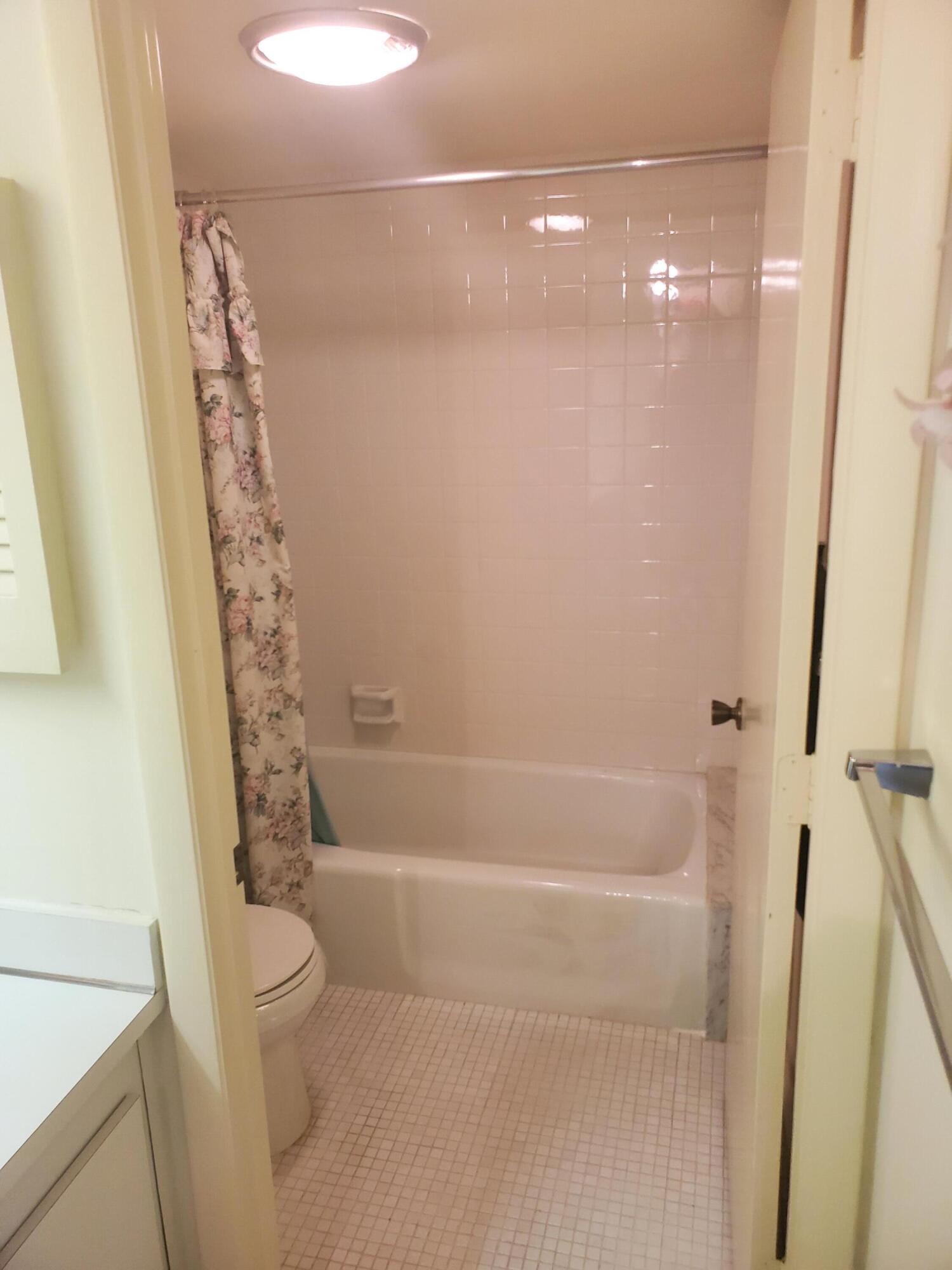 1600 Northeast Dixie Highway, Unit 9206 Jensen Beach, FL 34957 - Photo 23 of 33 Main Bedroom Bath Tub-Shower