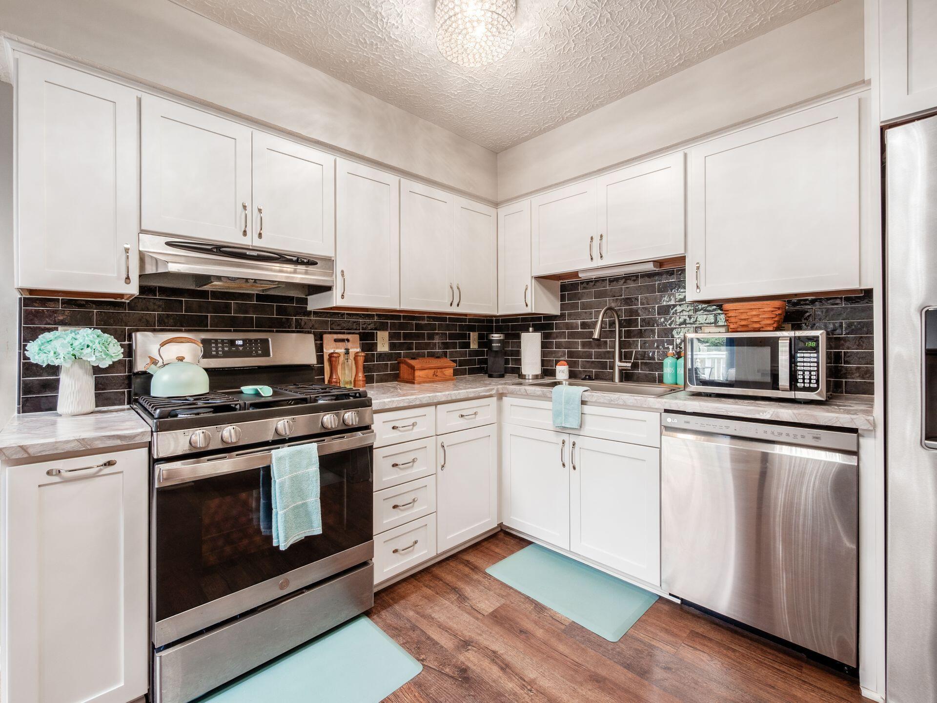 2568 Windflower Road Hilliard, OH 43026 - Photo 11 of 36 Gas Range w/Air Fryer feature