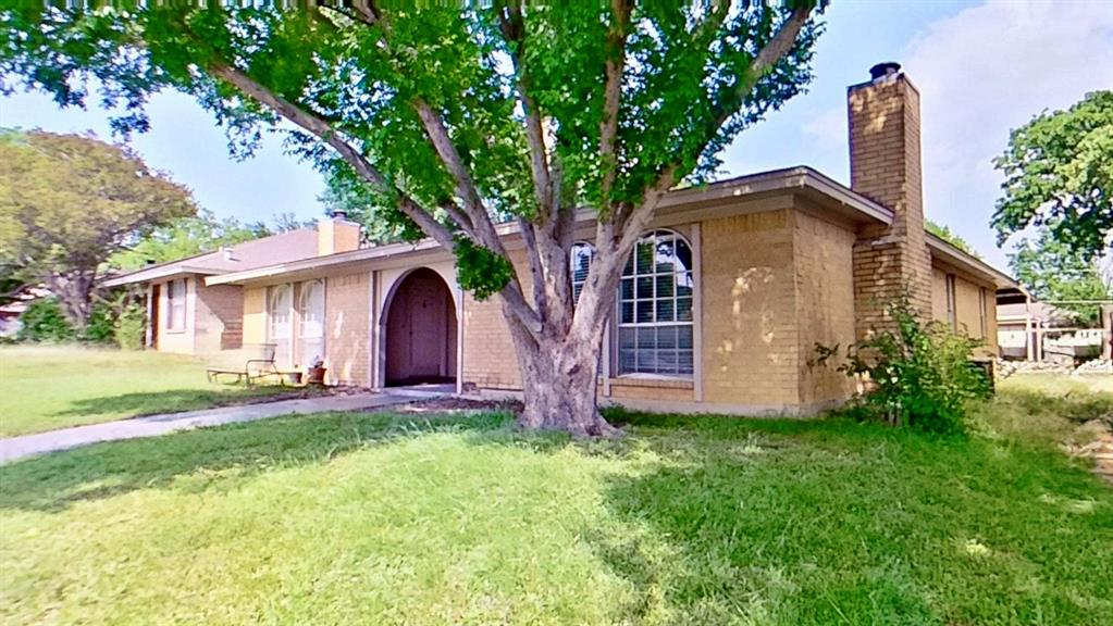 527 Crowley Road Arlington, TX 76012 - Photo 6 of 20 Single-story brick exterior with an arched entryway