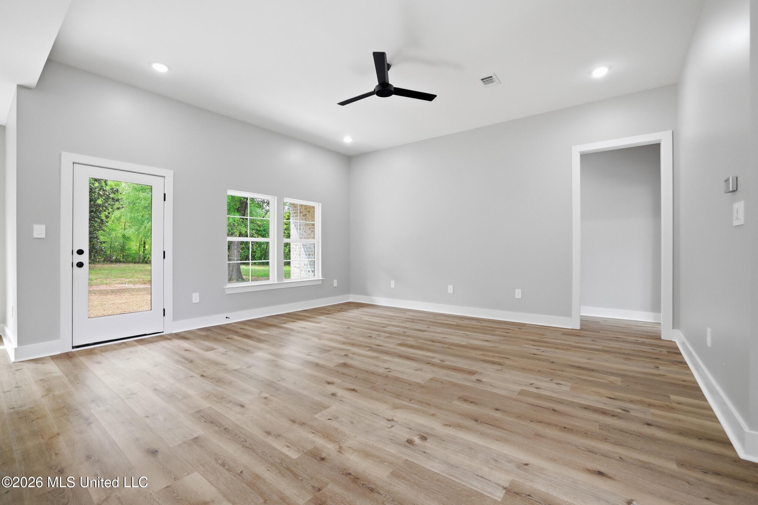 11068 Shorecrest Road Biloxi, MS 39532 - Photo 3 of 20 Living Room