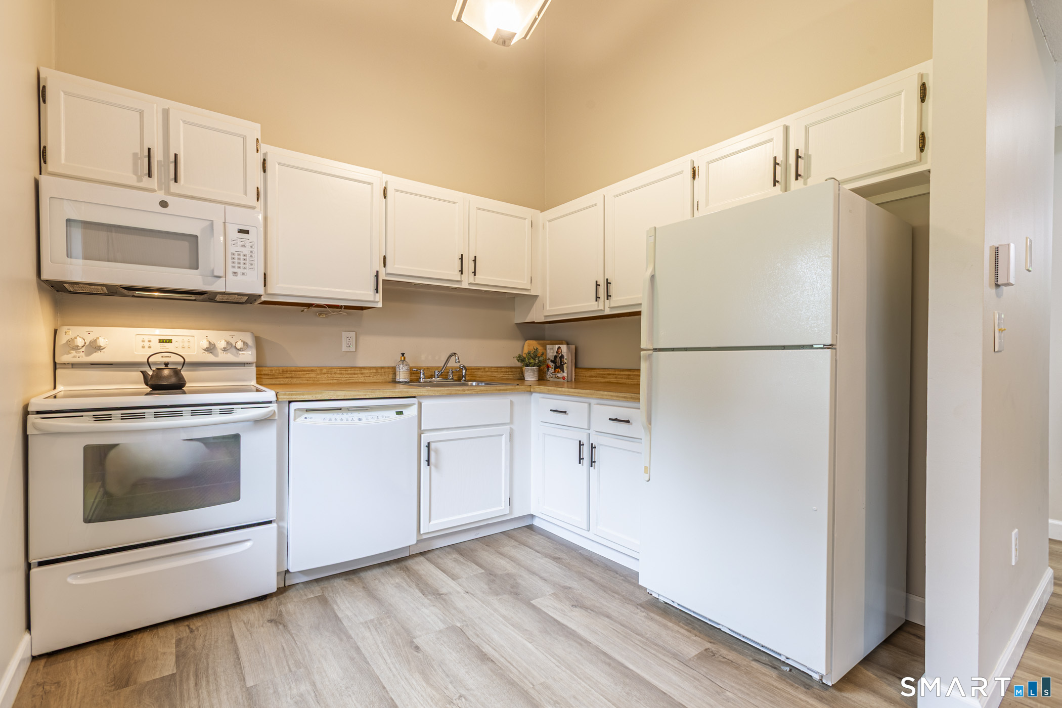 1 Abbott Road, Unit 203 Ellington, CT 06029 - Photo 10 of 37