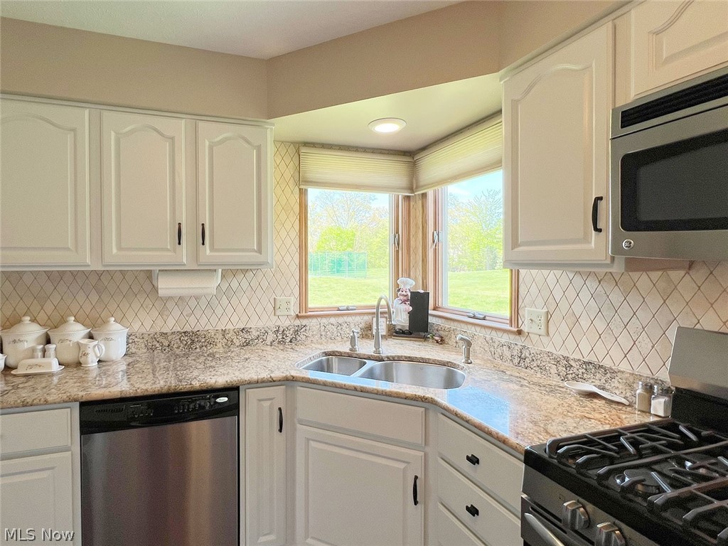 1171 Vermilion Road Vermilion, OH 44089 - Photo 7 of 32 Kitchen with stainless steel appliances