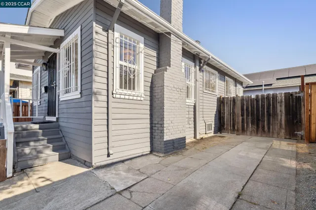 a view of a house with backyard and porch