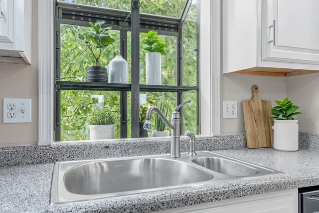 $2,500 | 7707 River Road, Unit 10, Indianapolis, IN 46240