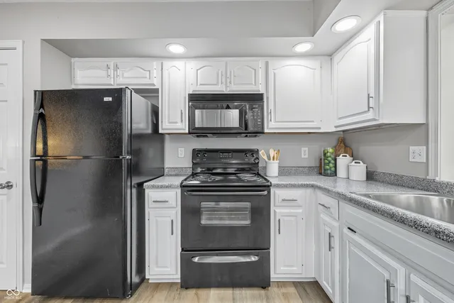 $2,500 | 7707 River Road, Unit 10, Indianapolis, IN 46240