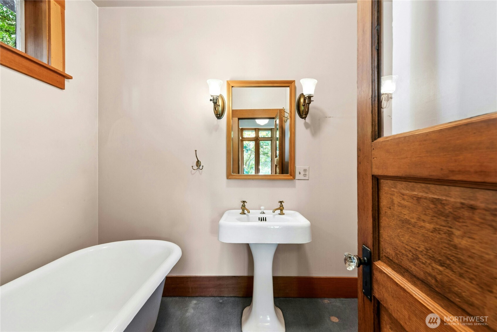 2077 East Howe Street Seattle, WA 98112 - Photo 23 of 26