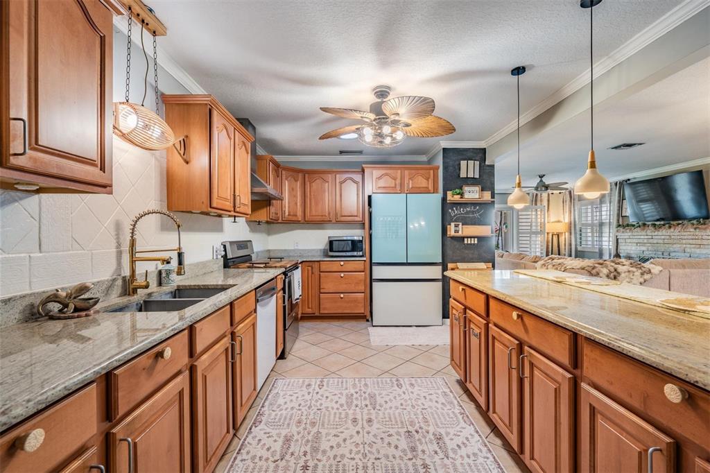 302 Whitcomb Boulevard Tarpon Springs, FL 34689 - Photo 8 of 49