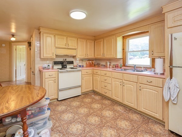 37 Clara Barton Road Oxford, MA 01537 - Photo 5 of 35 Gallery Image 5