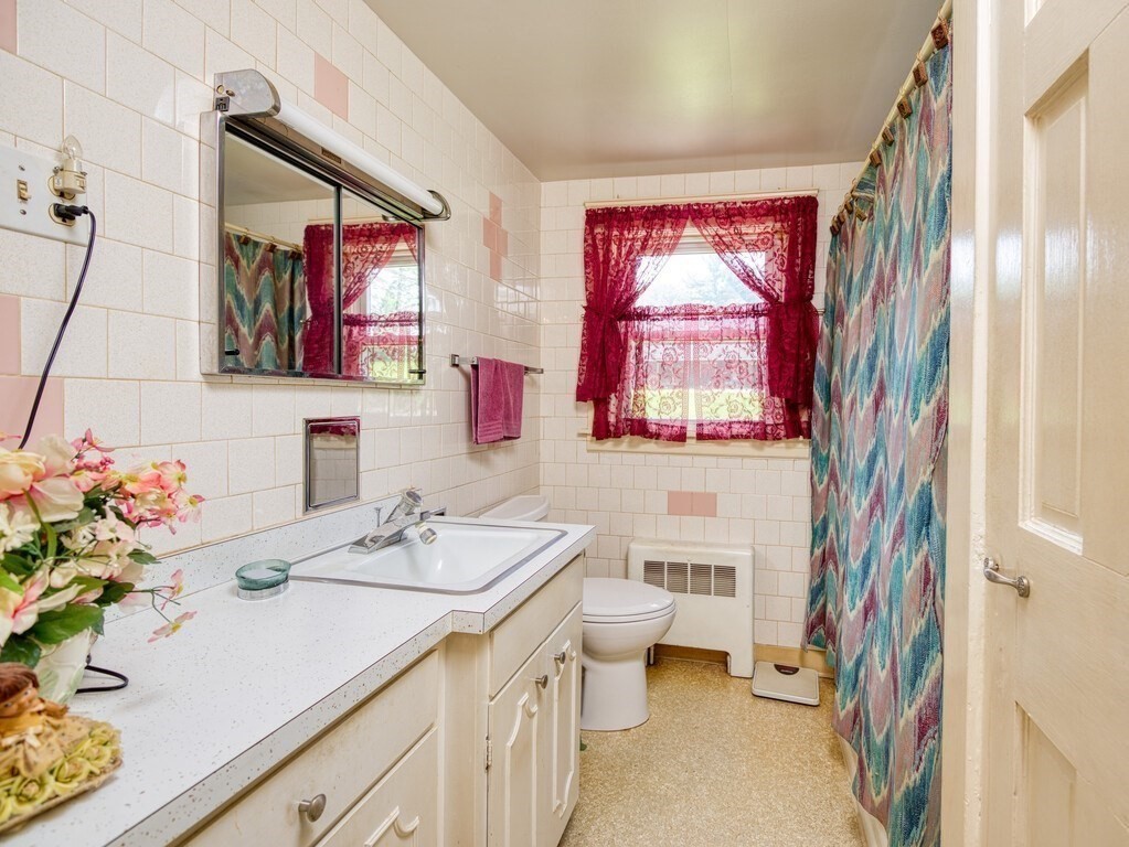 37 Clara Barton Road Oxford, MA 01537 - Photo 9 of 35 Gallery Image 9