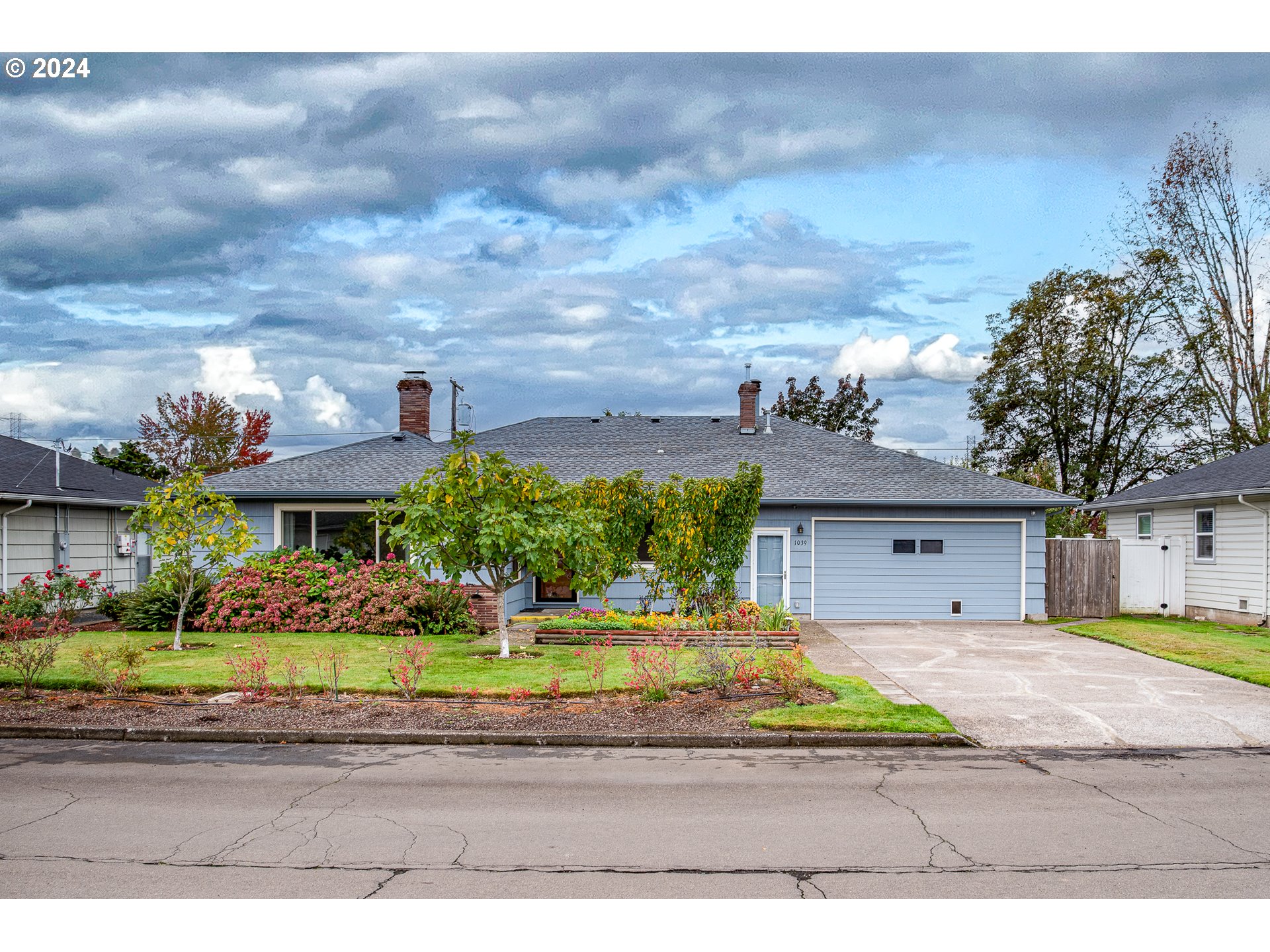 1039 Nancy Avenue Springfield, OR 97477 - Photo 1 of 40 a front view of a house with a yard