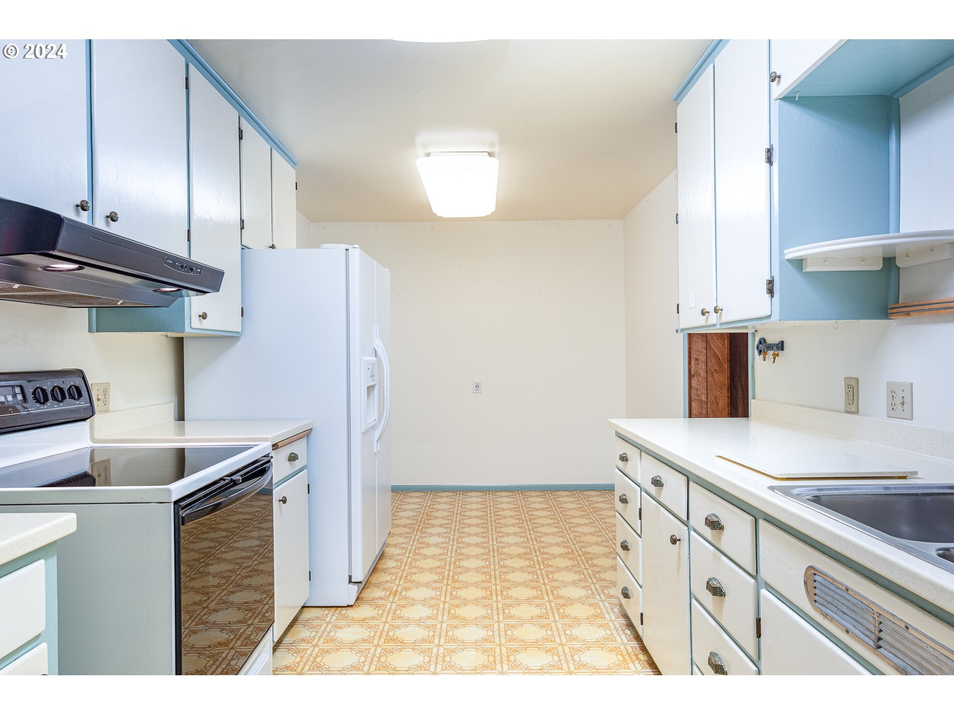 1039 Nancy Avenue Springfield, OR 97477 - Photo 11 of 40 a kitchen with granite countertop a sink stainless steel appliances and cabinets