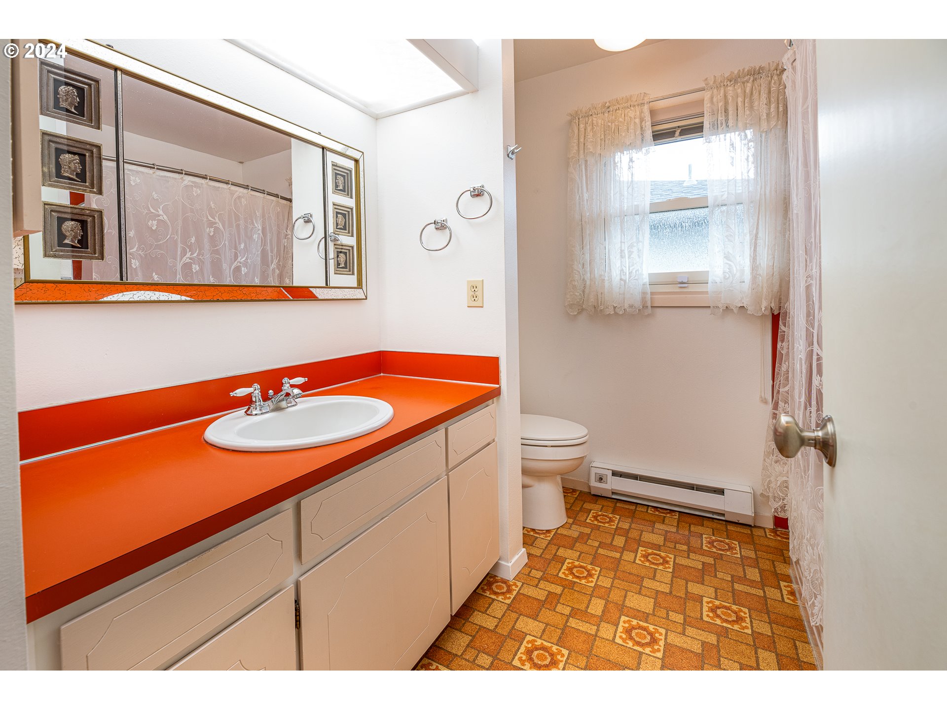 1039 Nancy Avenue Springfield, OR 97477 - Photo 21 of 40 a bathroom with a sink and a mirror
