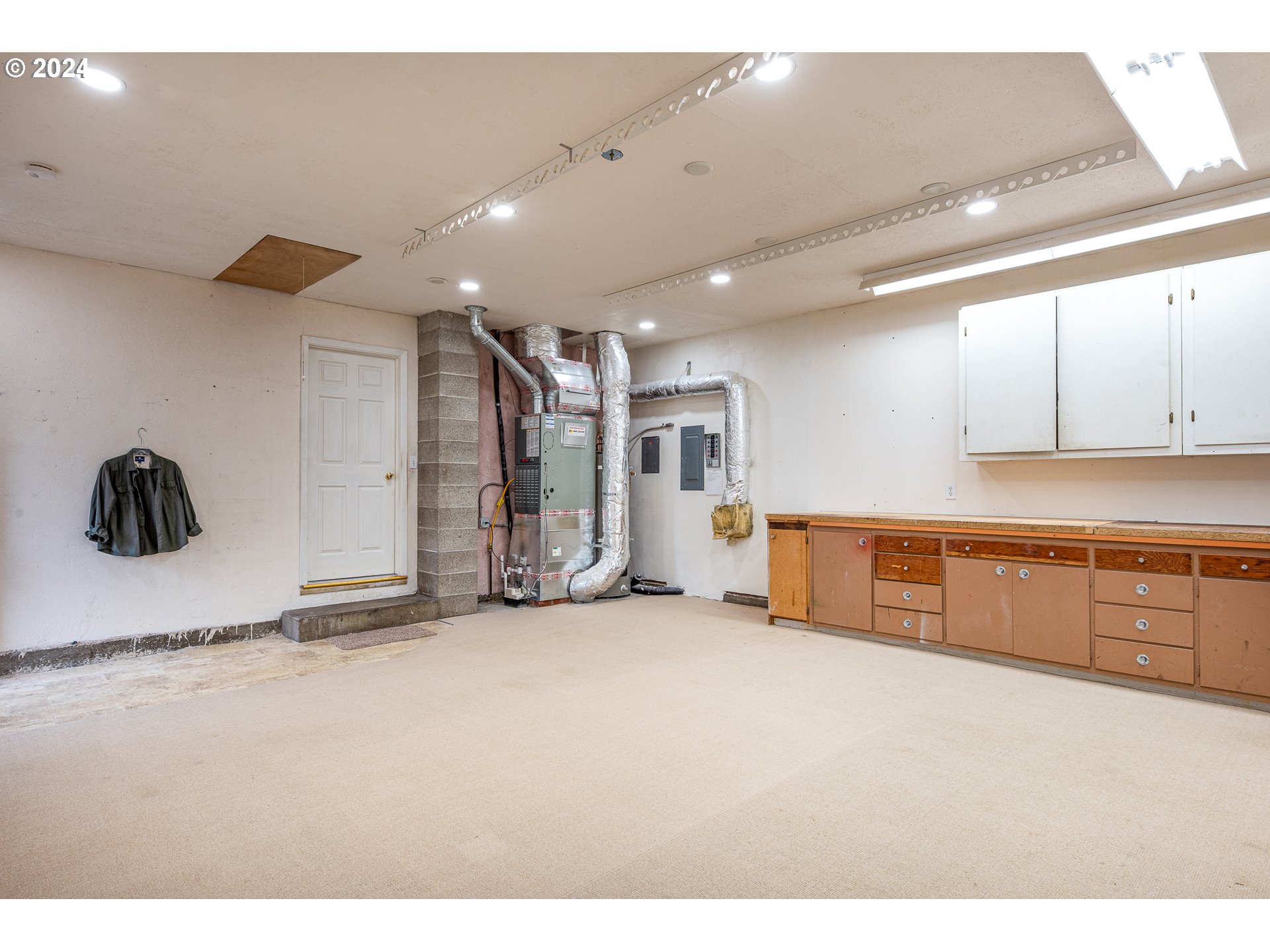 1039 Nancy Avenue Springfield, OR 97477 - Photo 28 of 40 a view of an empty room