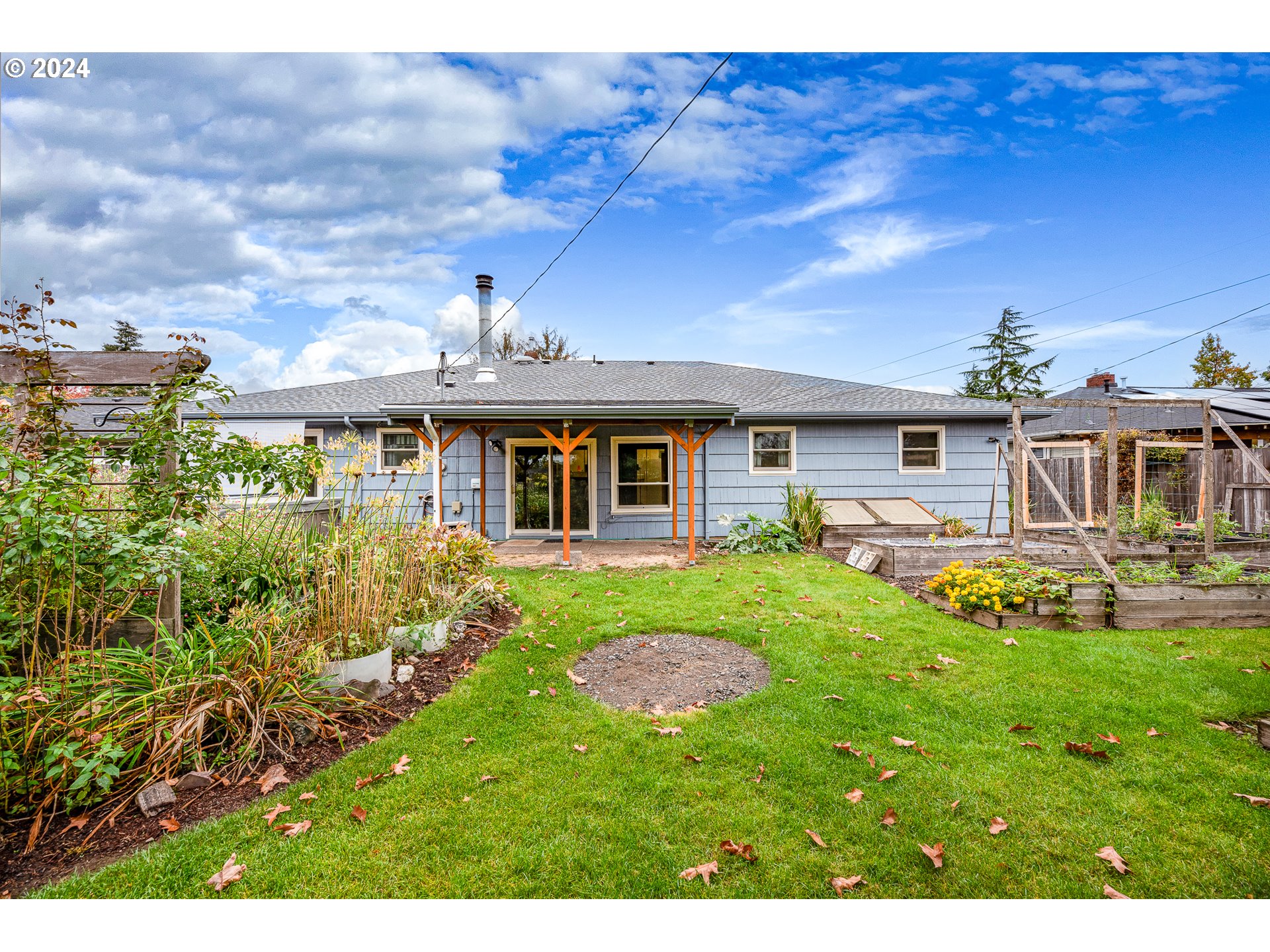 1039 Nancy Avenue Springfield, OR 97477 - Photo 29 of 40 a front view of a house with a yard