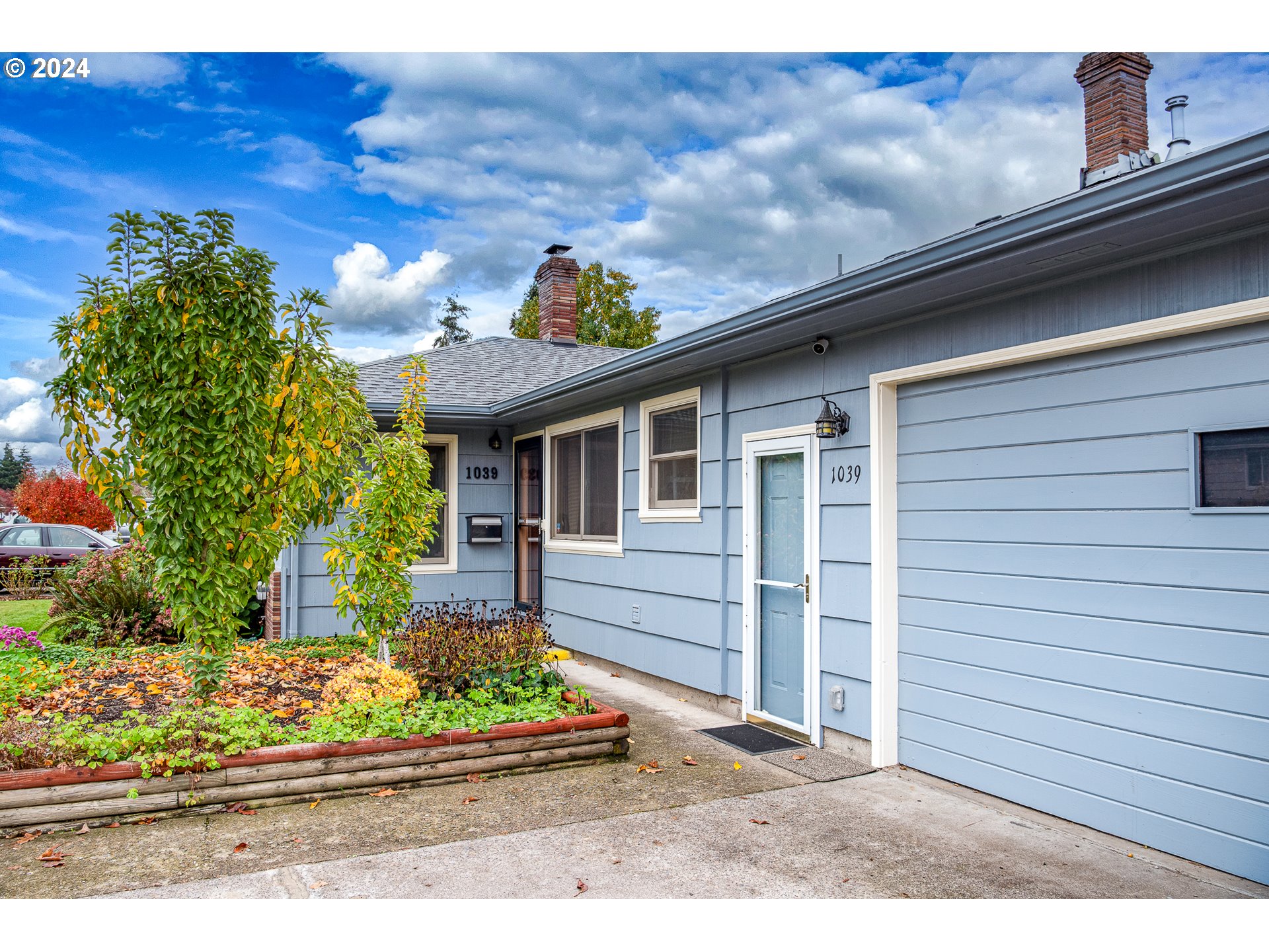 1039 Nancy Avenue Springfield, OR 97477 - Photo 3 of 40 a front view of a house with a yard