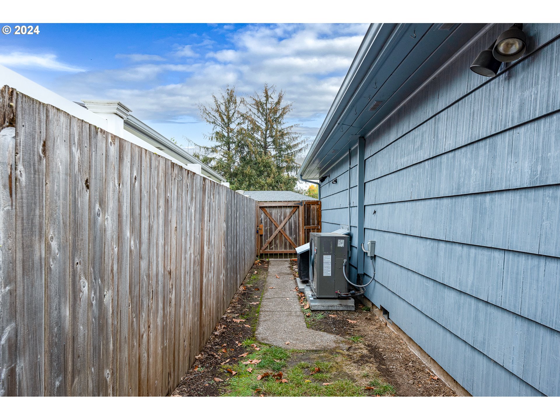 1039 Nancy Avenue Springfield, OR 97477 - Photo 40 of 40 a backyard of a house