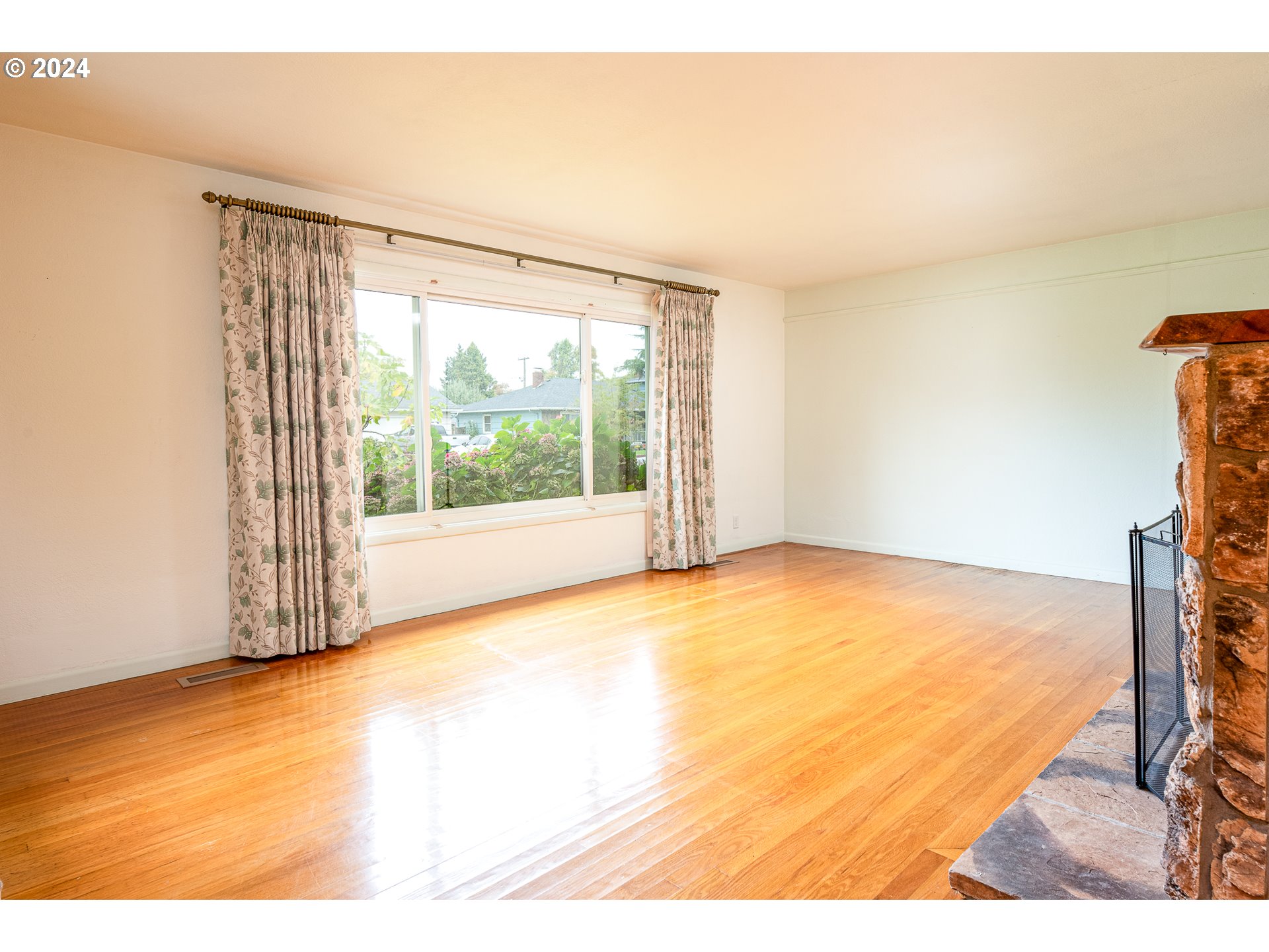 1039 Nancy Avenue Springfield, OR 97477 - Photo 7 of 40 a view of an empty room with a window
