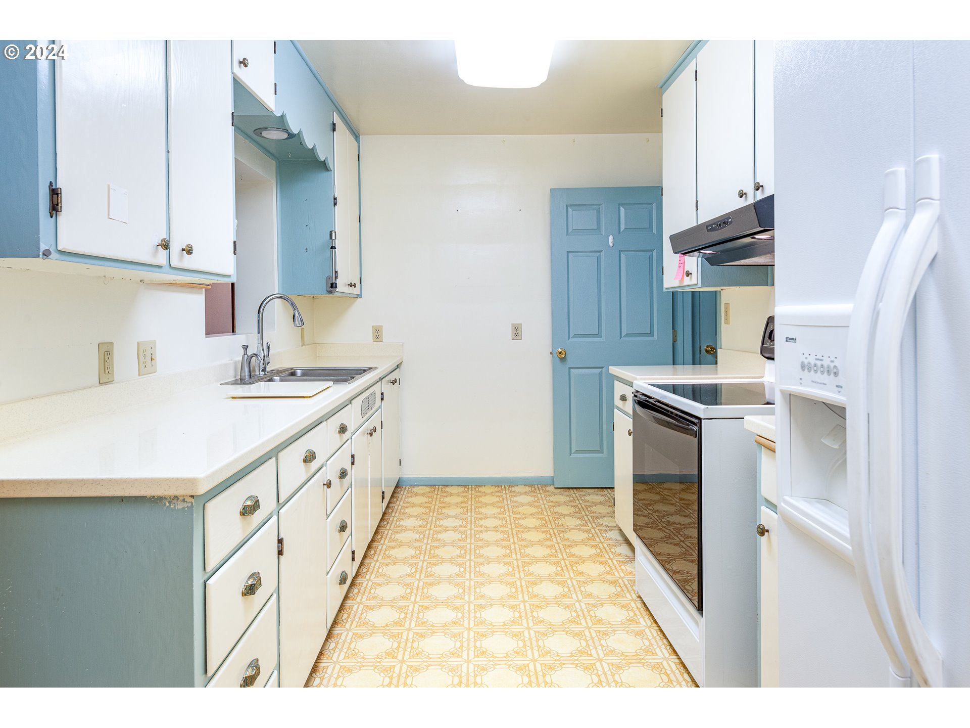 1039 Nancy Avenue Springfield, OR 97477 - Photo 10 of 40 a kitchen with cabinets and oven