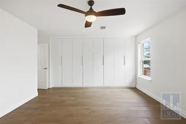 a view of empty room with ceiling fan