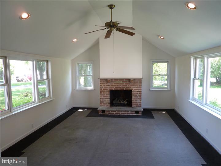 1000 Richmond Road Broomall, PA 19008 - Photo 13 of 25 Family Room