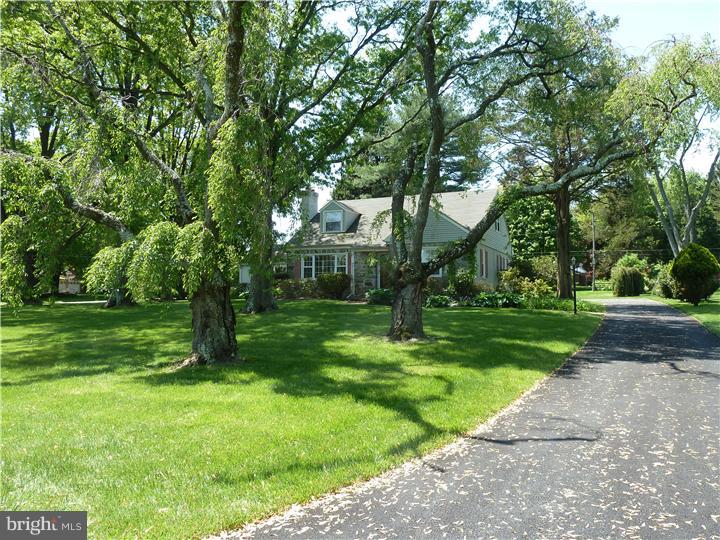 1000 Richmond Road Broomall, PA 19008 - Photo 3 of 25 Driveway