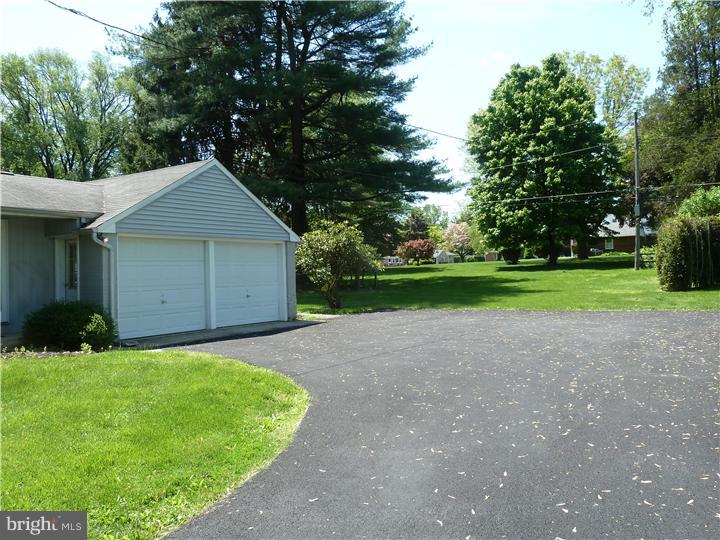 1000 Richmond Road Broomall, PA 19008 - Photo 4 of 25 Garage