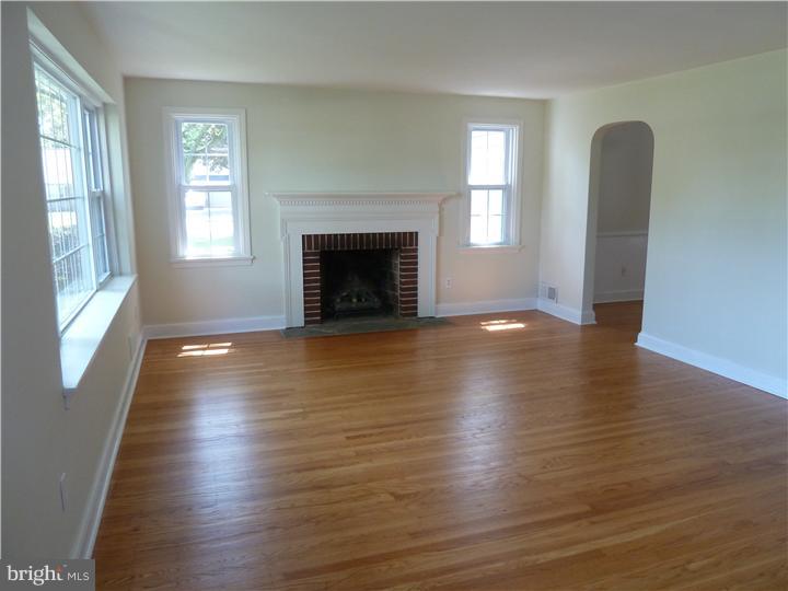 1000 Richmond Road Broomall, PA 19008 - Photo 10 of 25 Living Room