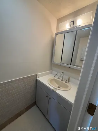 $1,700 | 37 Wakefield Court, Unit 1, New Britain, CT 06053