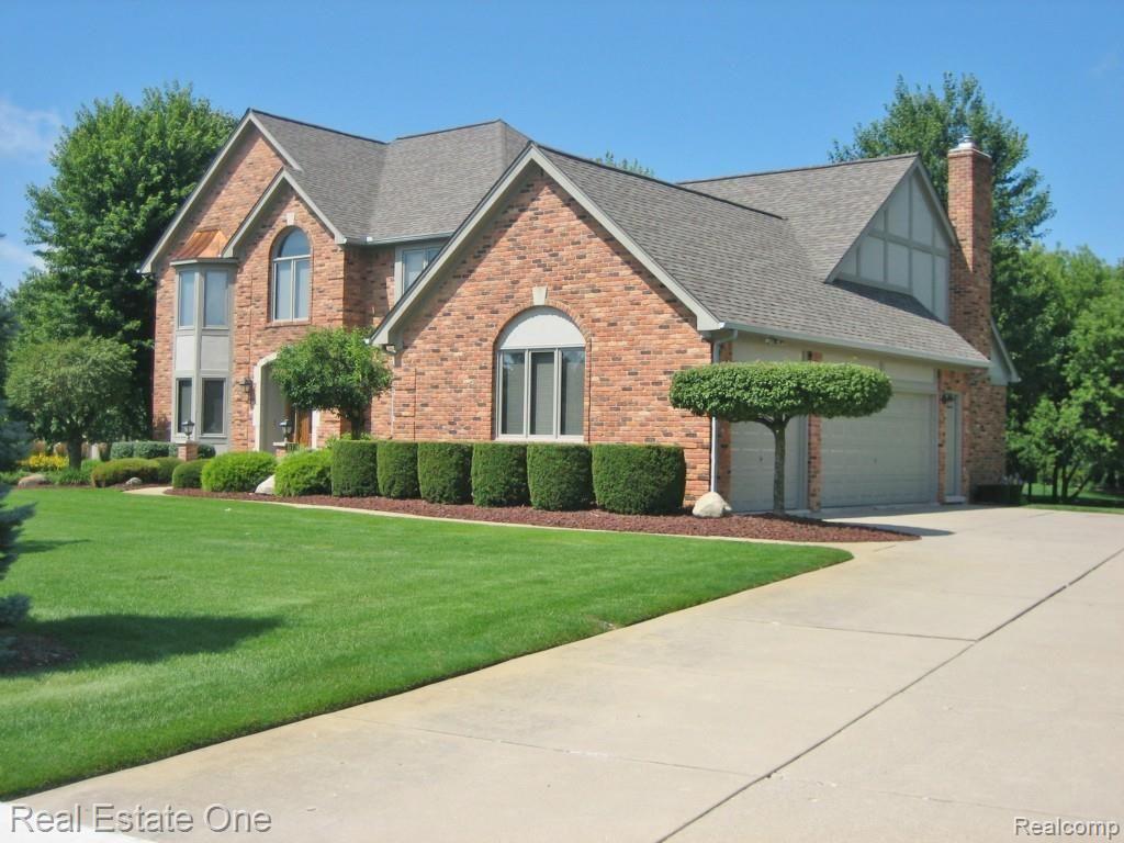 4240 Ridge Side Drive Rochester, MI 48306 - Photo 22 of 23 22 Side View.jpg