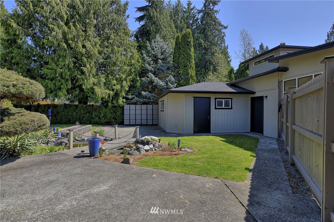 18611 North Road Bothell, WA 98012 - Photo 27 of 38 a front view of a house with garden