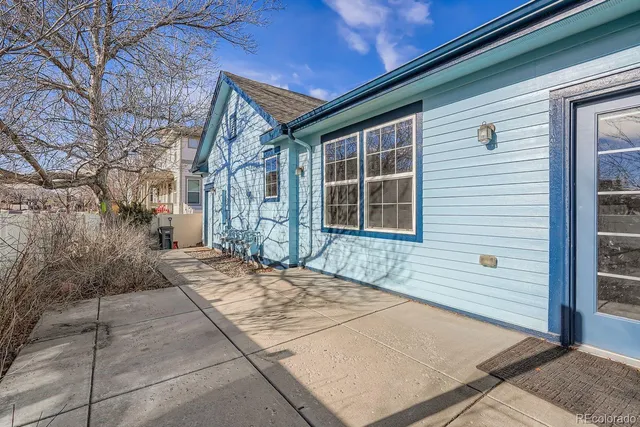 a view of a house with a backyard