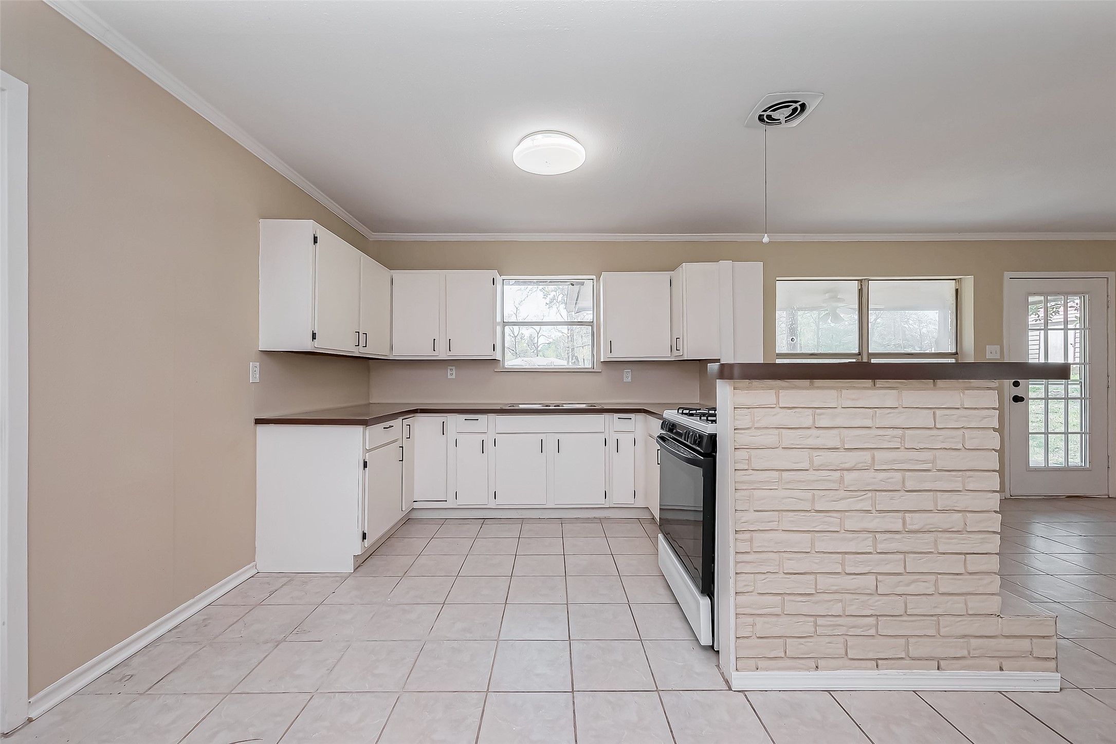 14 Veronica Lane Huntsville, TX 77340 - Photo 12 of 50 a kitchen with a cabinets and appliances