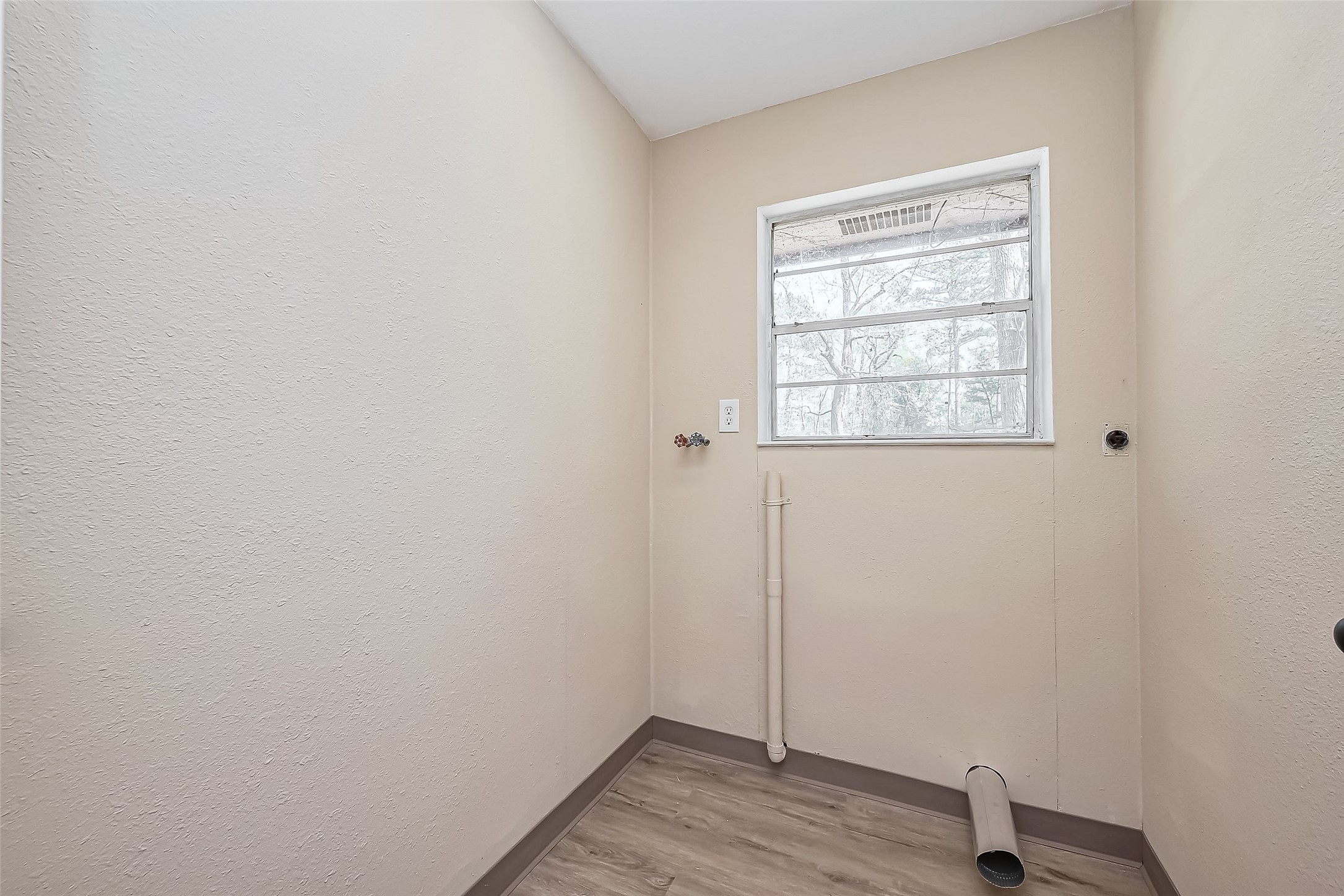 14 Veronica Lane Huntsville, TX 77340 - Photo 14 of 50 an empty room with a window