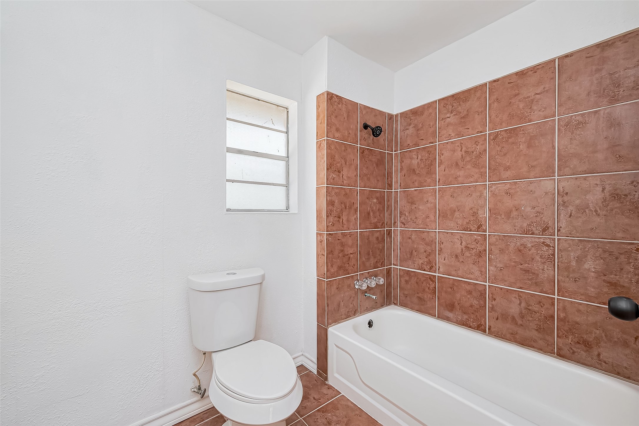 14 Veronica Lane Huntsville, TX 77340 - Photo 27 of 50 a bathroom with a toilet and bathtub