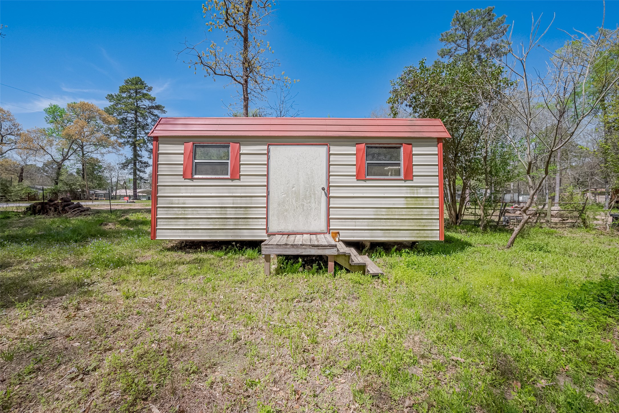 14 Veronica Lane Huntsville, TX 77340 - Photo 49 of 50 a front view of a house with a garden