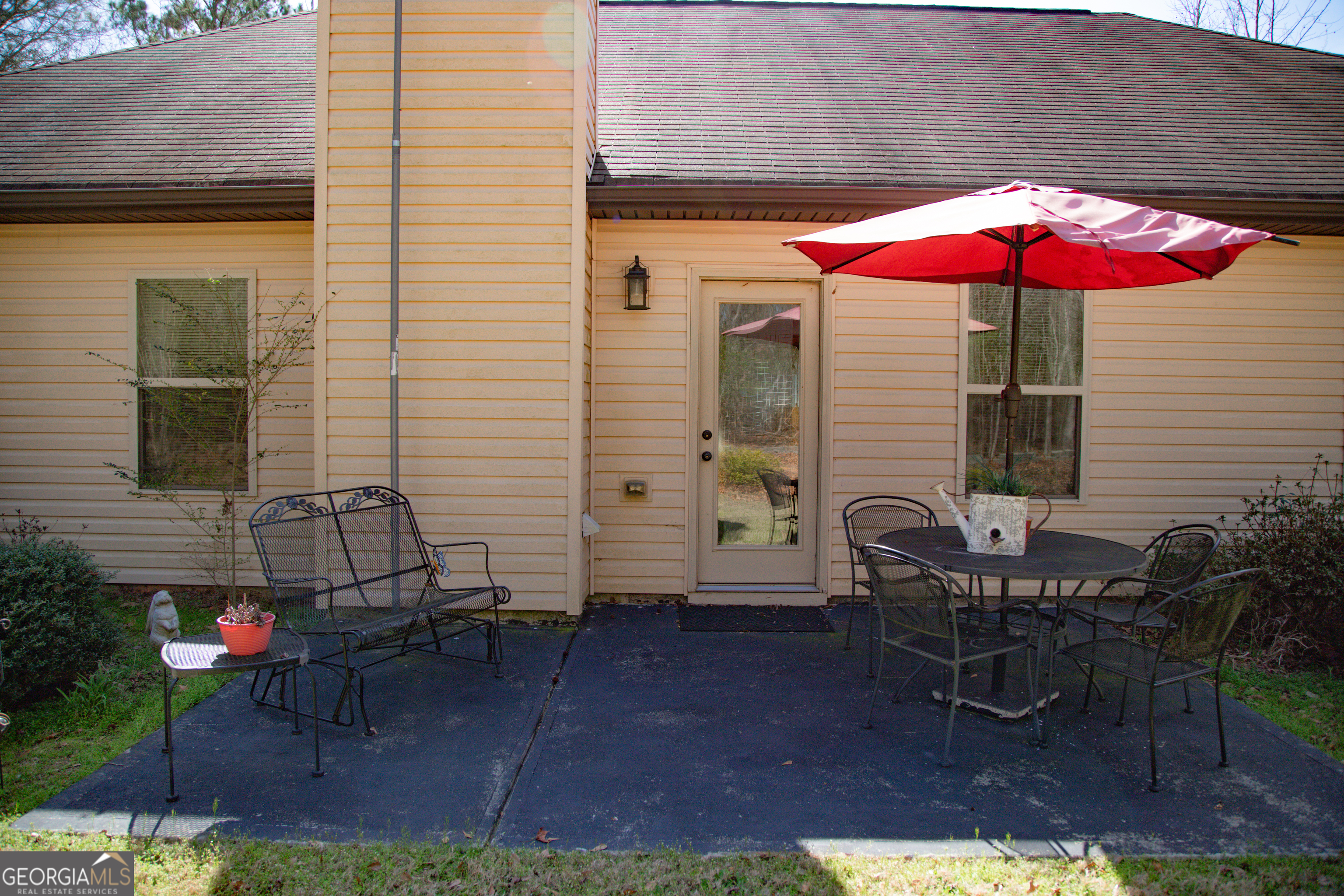 149 Bridle Path Griffin, GA 30224 - Photo 43 of 47 a patio with table and chairs