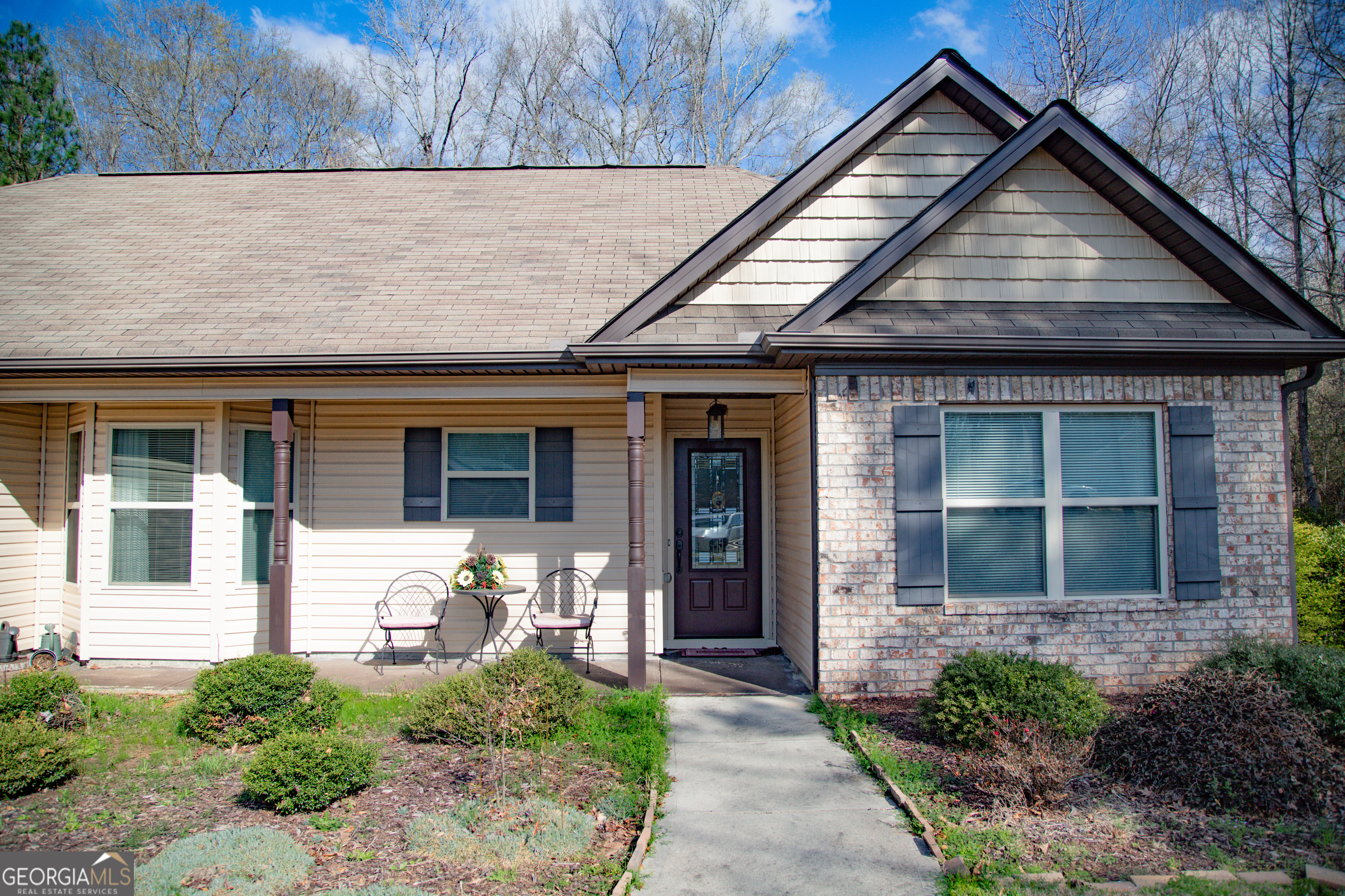 149 Bridle Path Griffin, GA 30224 - Photo 5 of 47 a front view of a house with garden