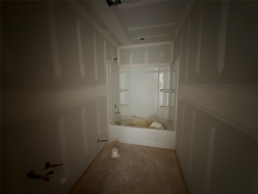 1000 Sethi Road Georgetown, TX 78633 - Photo 17 of 24 a bathroom with a bathtub