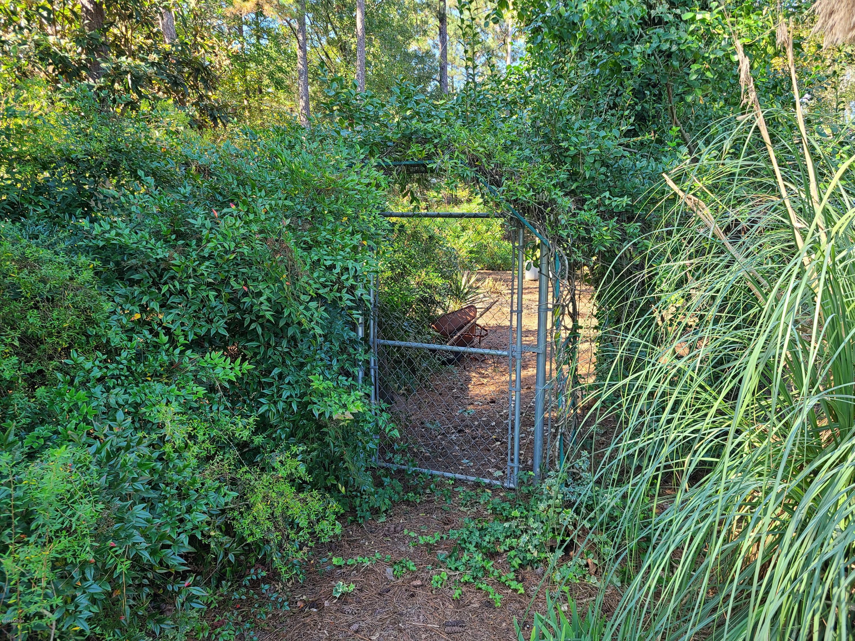 1172 Cumslo Road Macon, GA 31211 - Photo 15 of 33 a view of a wooden fence