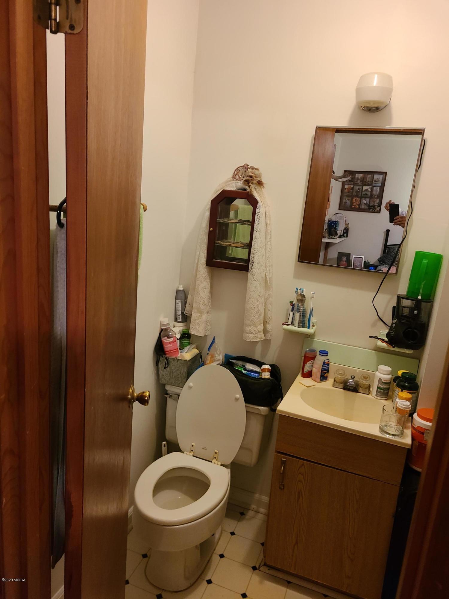 1172 Cumslo Road Macon, GA 31211 - Photo 31 of 33 a bathroom with a toilet sink and mirror