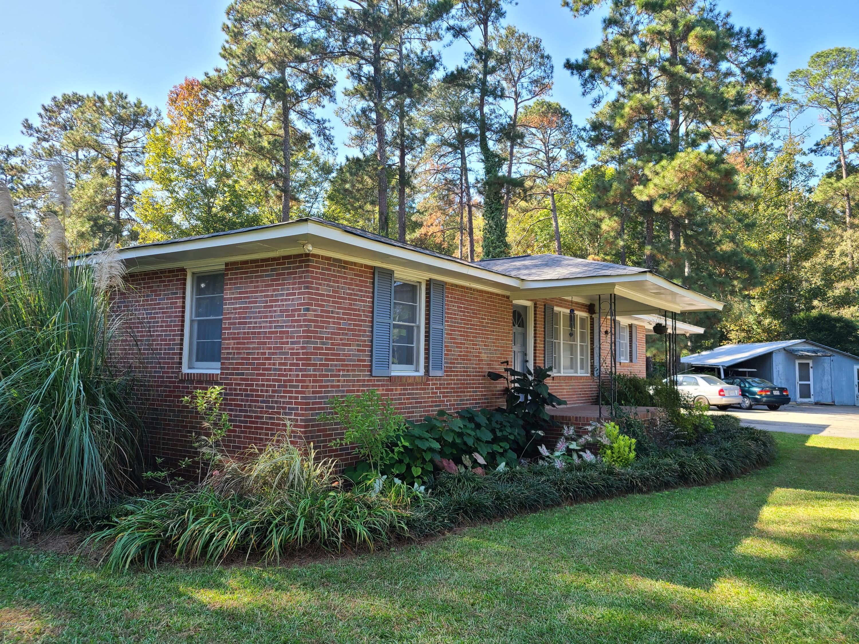 1172 Cumslo Road Macon, GA 31211 - Photo 10 of 33 a front view of a house with garden
