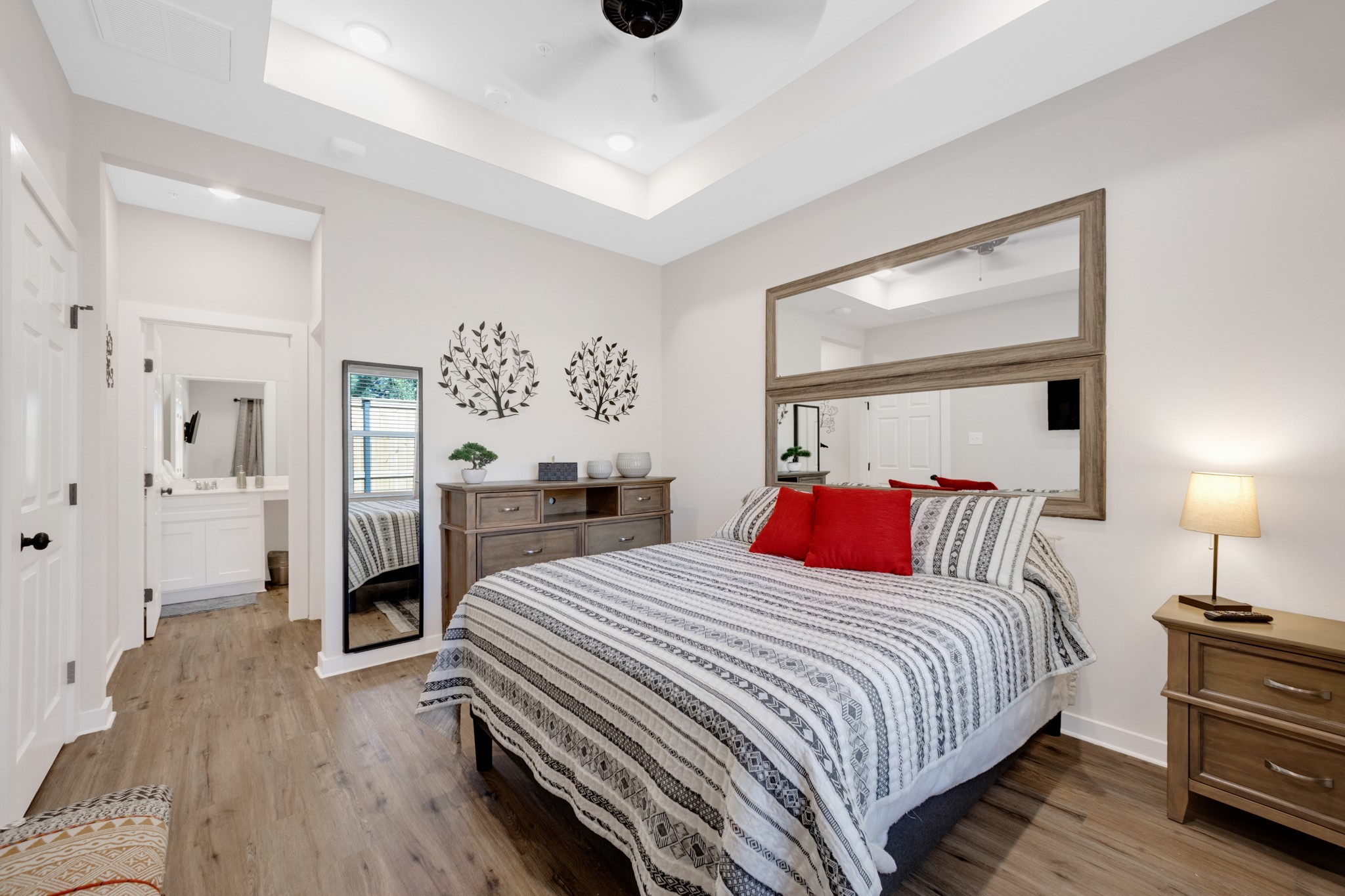 10317 Lake Road, Unit 9A Houston, TX 77070 - Photo 13 of 19 a bedroom with a bed and a lamp