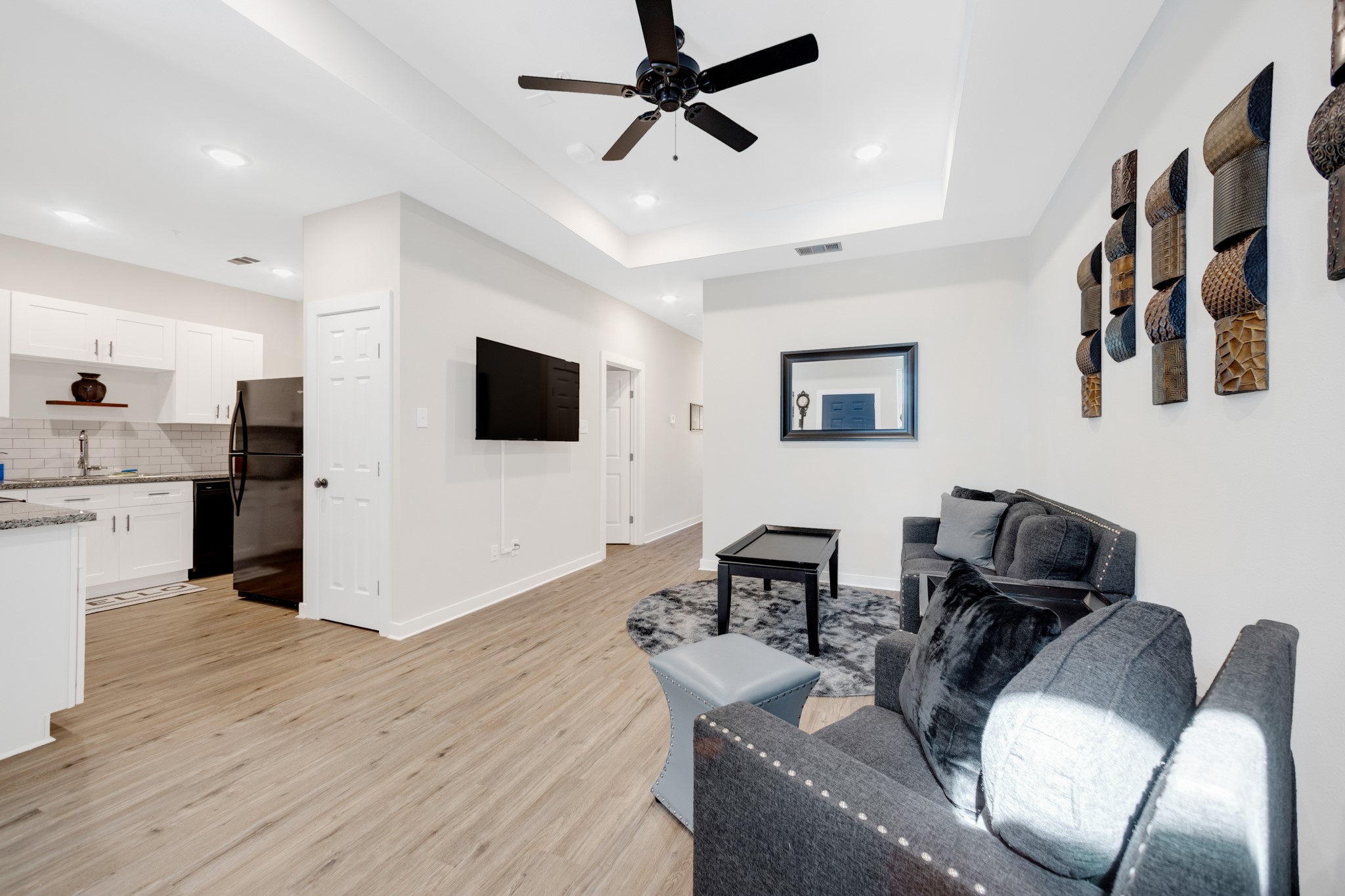 10317 Lake Road, Unit 9A Houston, TX 77070 - Photo 17 of 19 a living room with furniture and a flat screen tv