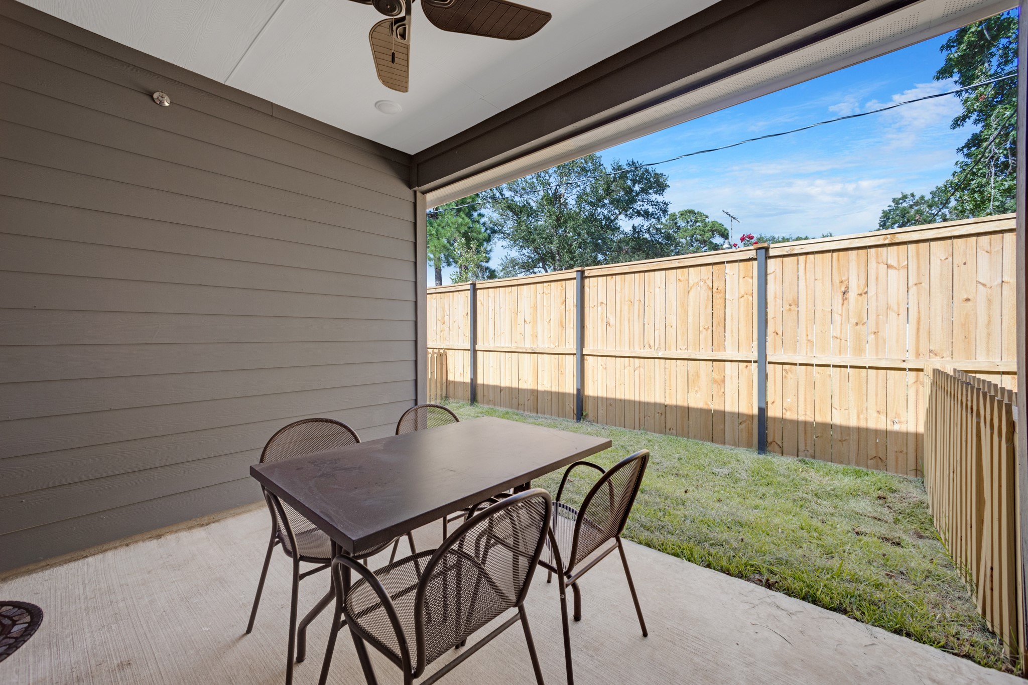10317 Lake Road, Unit 9A Houston, TX 77070 - Photo 18 of 19 a view of a patio with a table and chairs