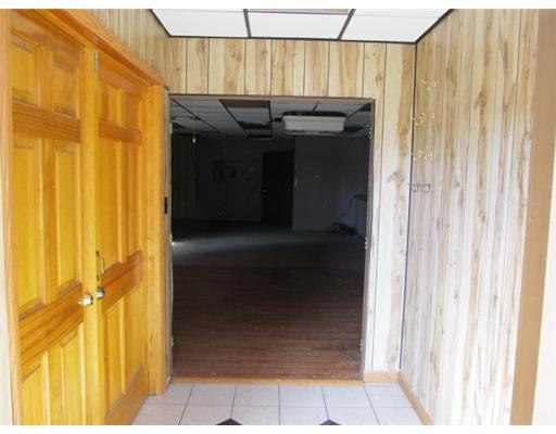 101 Ella Street McKees Rocks, PA 15136 - Photo 2 of 18 Entry/Foyer.